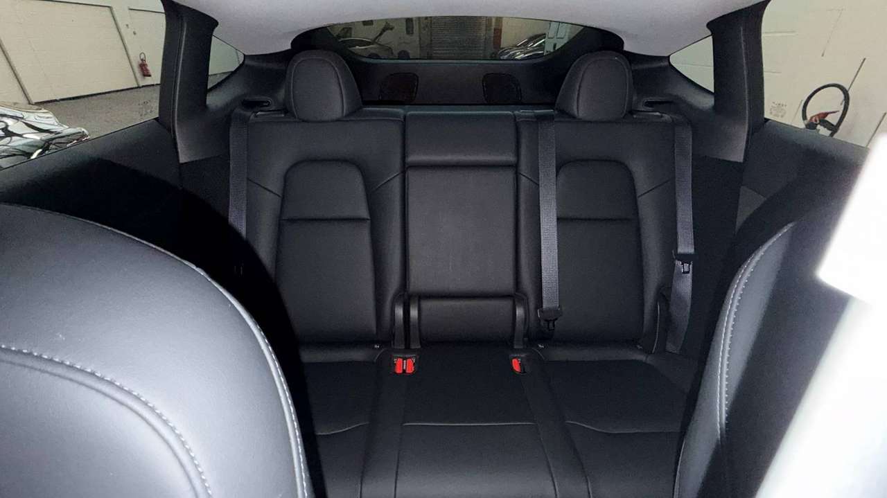 Tesla Model Y RWD | Tesla trekhaak | LFP | HW4 - FSD | BTW wagen | IN OPTIE — foto 24 van 25