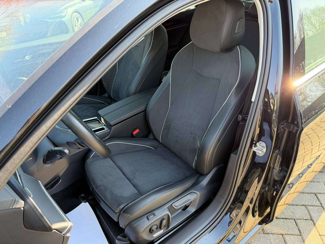 Volkswagen Passat Variant ELEGANCE MASSAGE BIG SCREEN CARPLAY ADAPTIVE CRUIS — foto 10 van 19