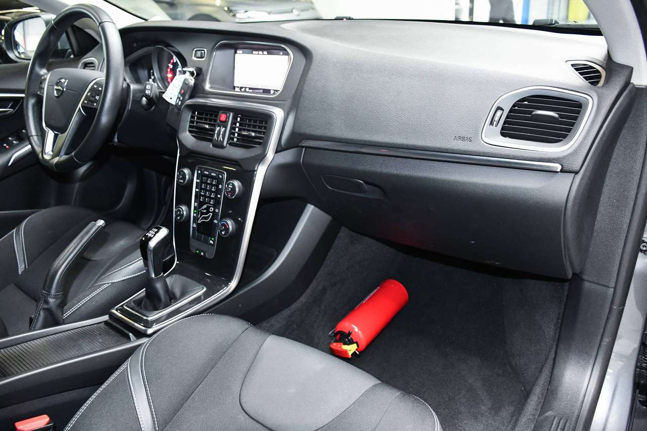 Volvo V40 V40 2.0 T2 Kinetic - NAVIGATIE / BLUETOOTH / ZTELVERWARMING / PDC / CC — foto 7 van 16