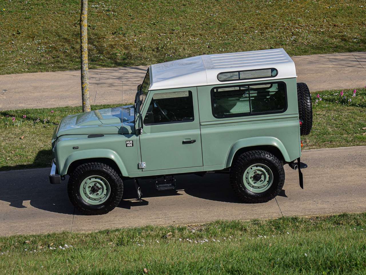 Land Rover Defender 90 / 2.2 TD4 / "Heritage Edition" — foto 23 van 24