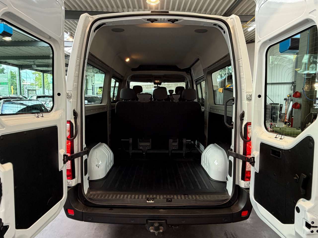 Renault Master 2.3 dCi 35 L2H2 met 9 plaatsen — foto 5 van 16