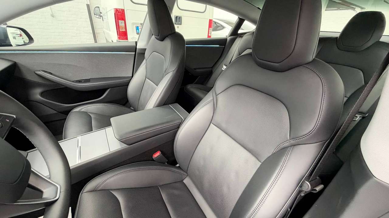 Tesla Model 3 RWD | Premium versie | Stealth Grey | 19" Nova velgen | HW4 — foto 24 van 25