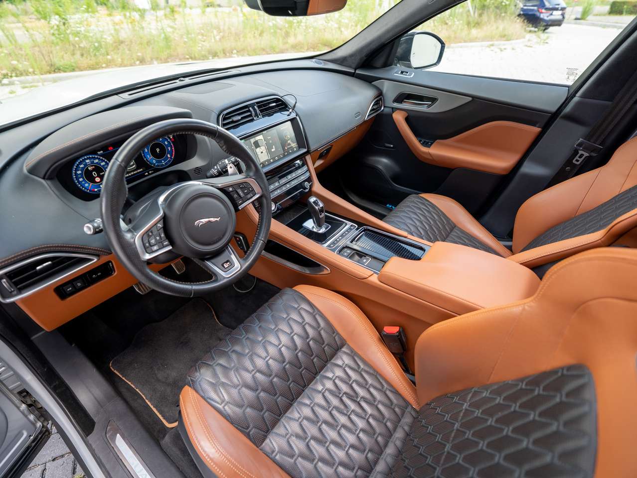 Jaguar F-Pace F-Pace SVR 5.0 V8 AWD LICHTE VRACHT/DEALER SERVICED/PRE OPF/1ST BE OWNER — foto 19 van 25