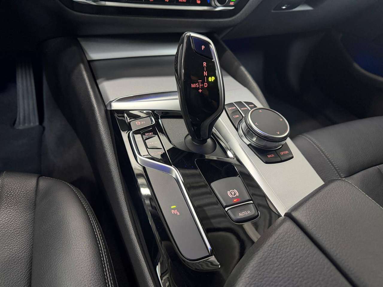 BMW 518 dA Touring NAVI*PDC*LED*CAMERA*CARPLAY*TREKHAAK*LEDER* — foto 12 van 25