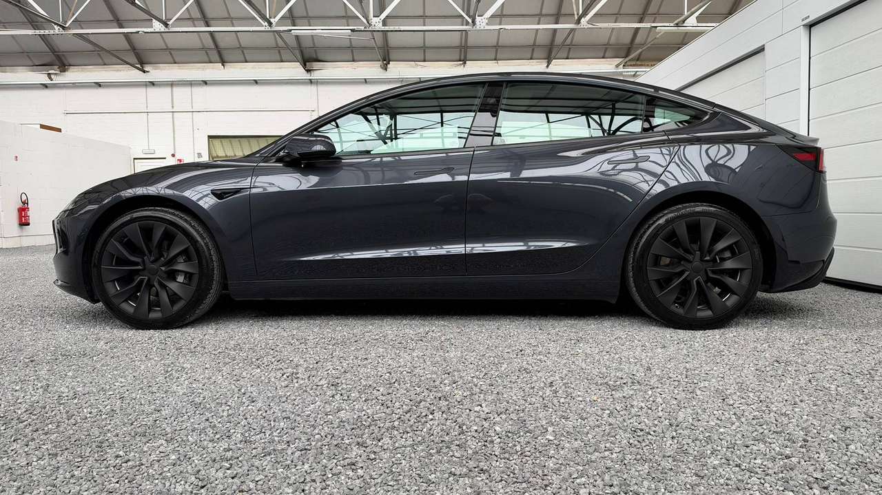 Tesla Model 3 RWD | Premium versie | Stealth Grey | 19" Nova velgen | HW4 — foto 3 van 25