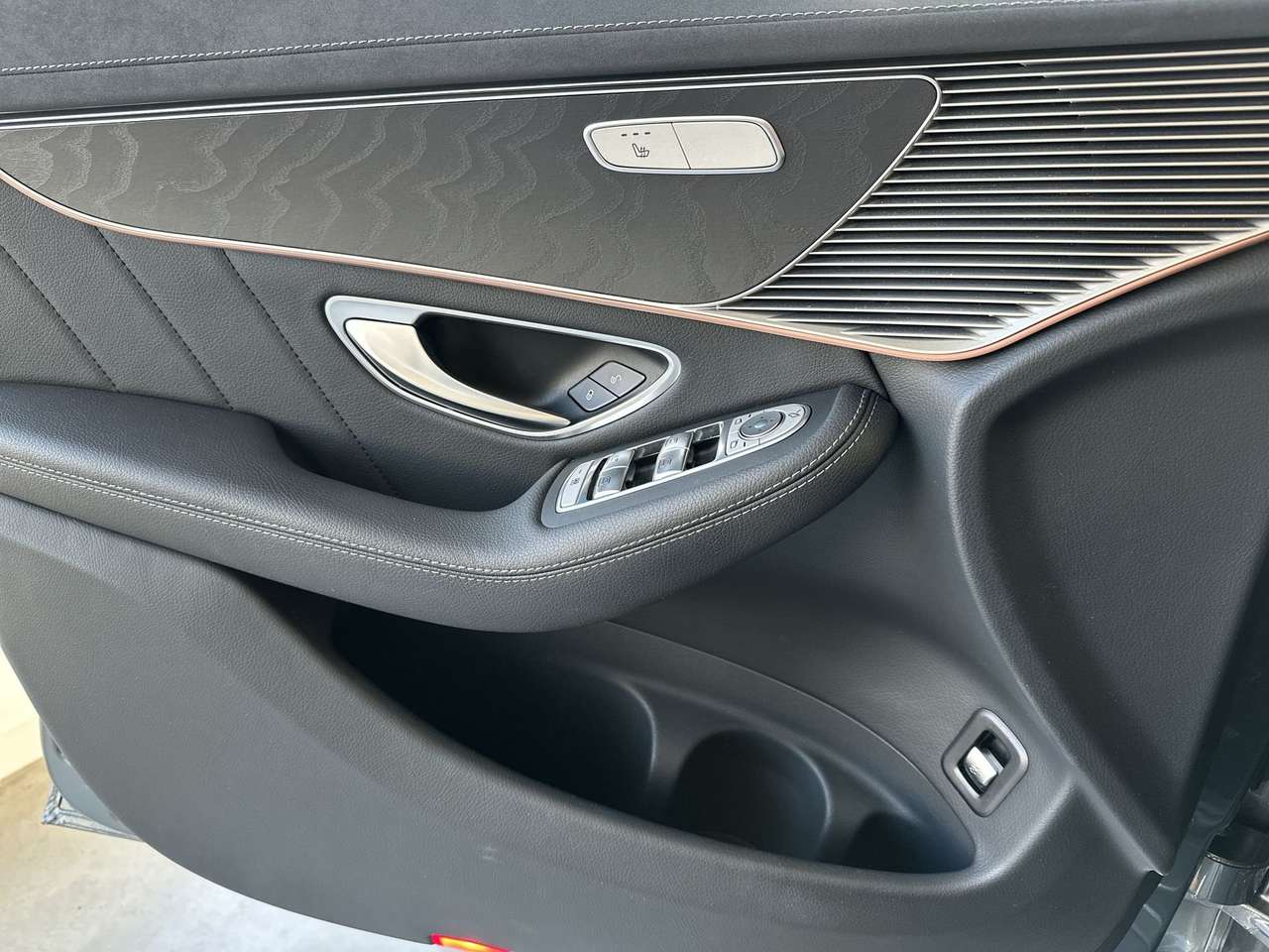 Mercedes-Benz EQC 400 4M AMG/19"/PARKASS ACHTERUITRIJCAM/MULTIBEAM/NAVI — foto 13 van 17