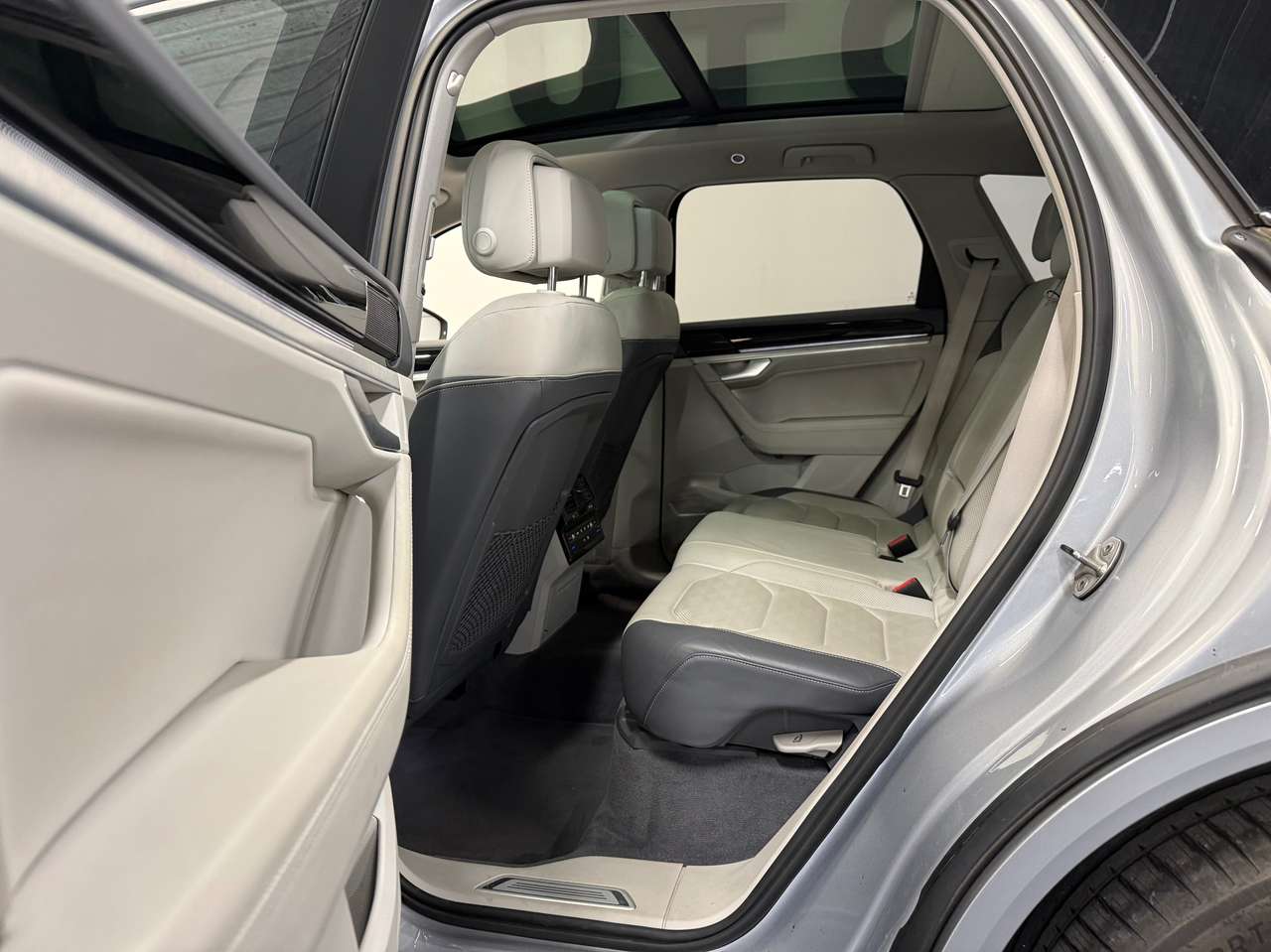 Volkswagen Touareg 3.0 TDi V6 SCR 4Mo R-Line 2020! — foto 13 van 24