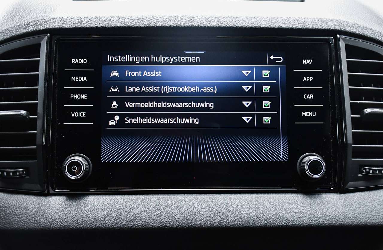 Skoda Karoq Karoq 1.5 TSI ACT Family DSG - NAVIGATIE / CAMERA / SMARTLINK / WINTERPACK / PDC / CC — foto 14 van 21