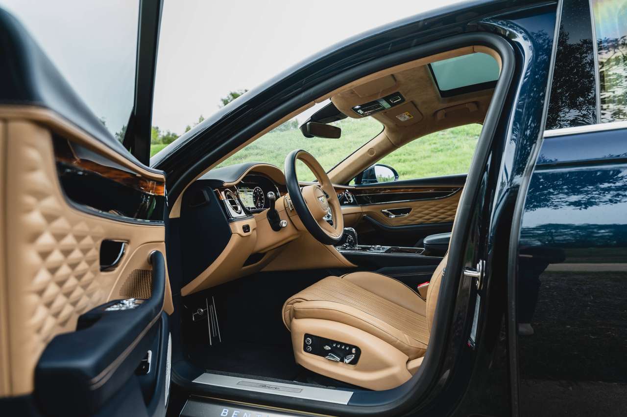 Bentley Flying Spur AZURE HYBRID - 4 SEAT - TOURING SPECIFICATION — foto 11 van 25