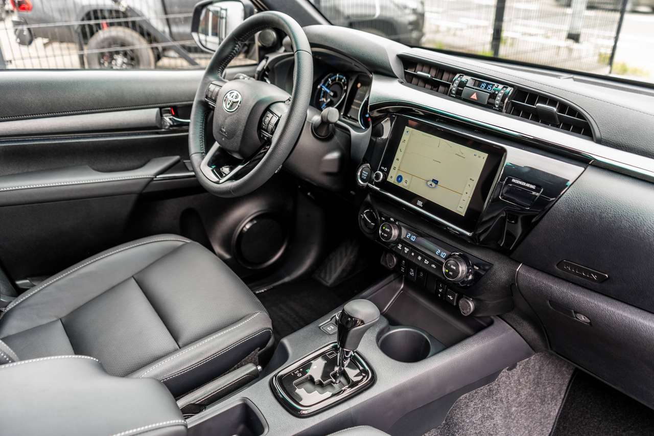 Toyota Hilux 2.8 D4D MHEV Invincible - Trekhaak / Roll cover - 50.300 excl — foto 14 van 17