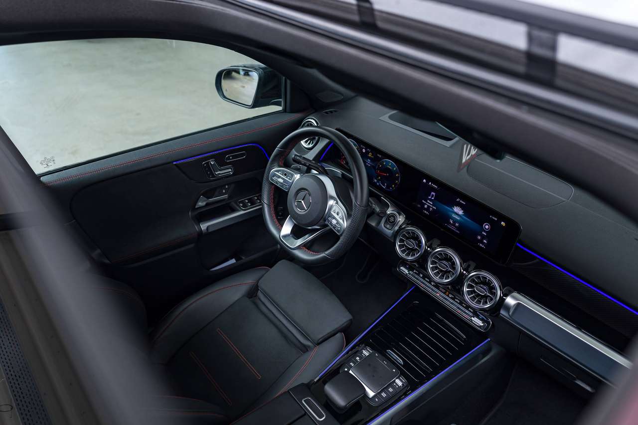 Mercedes-Benz GLB 180 AMG Line|CARBON|PANO|360°|HEAD-UP|SFEERVERL.|ZETELVERW|KEYLESS|ACC|LA|GARANTIE| — foto 6 van 25