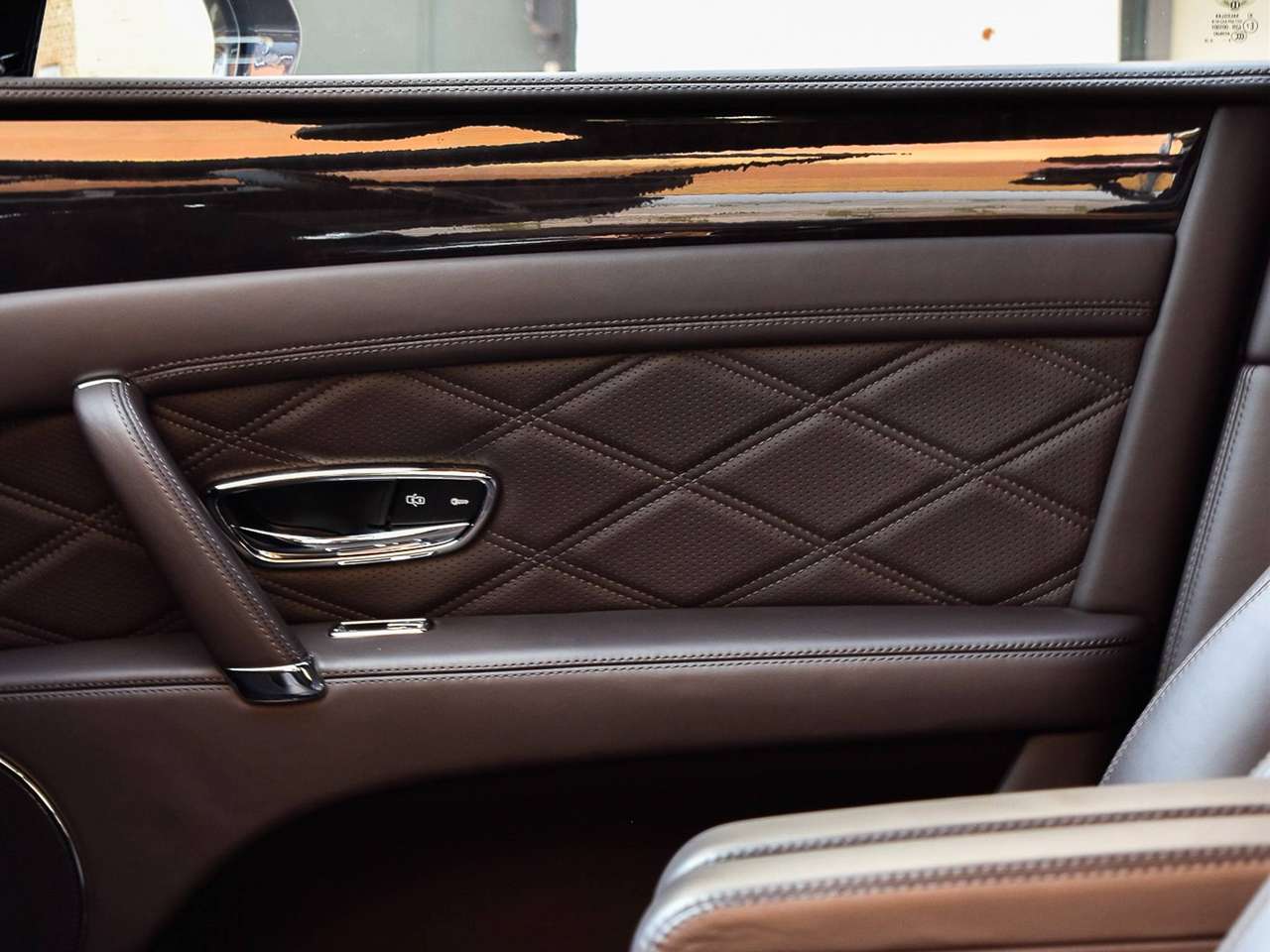 Bentley Flying Spur W12 / Havana Metallic / Bentley History — foto 6 van 9
