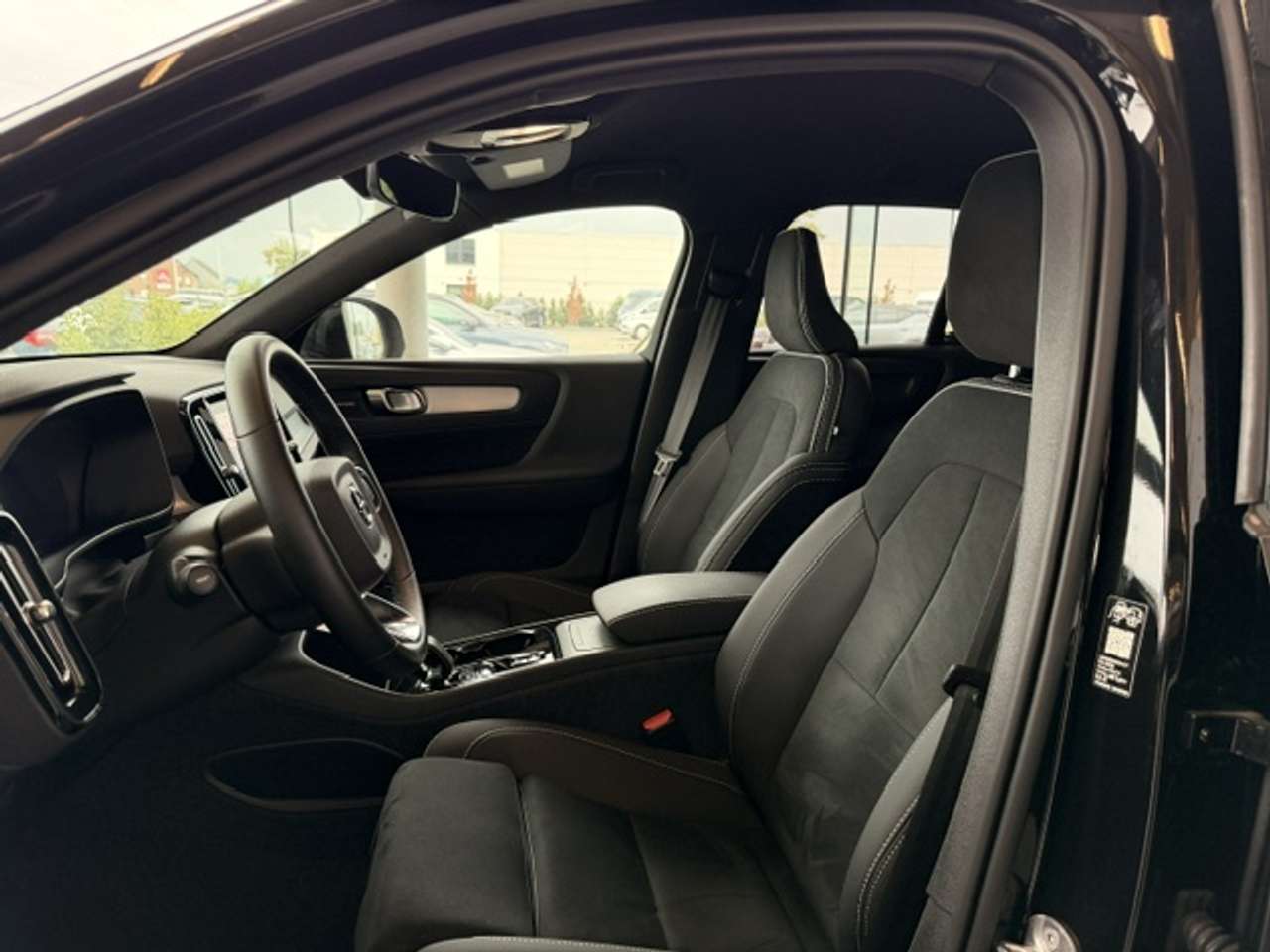 Volvo XC40 PLUS DARK BLACK EDITION  B3 HYBRIDE MHEV — foto 10 van 22