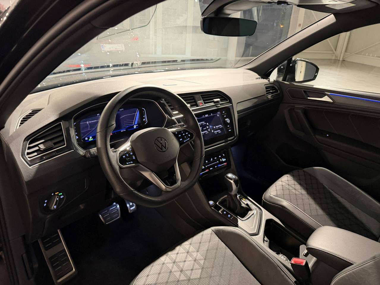 Volkswagen Tiguan 245PK PLUG IN * R-LINE * ALCANTARA * CAMERA * LED * KEY LESS * 20" BLACK R VELGEN * VIRTUAL COCKPIT * BLACK PACK — foto 5 van 22