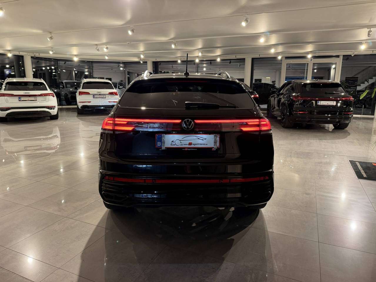 Volkswagen Taigo 3x R-LINE  * ALCANTARA * ZETEL VERWARMING * BLACK PACK * IQ LED * CAR PLAY * 18" ALU VELGEN * NAVI * CAMERA * — foto 2 van 17
