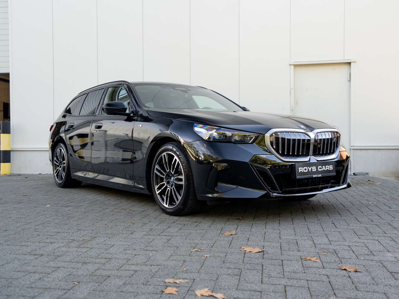 BMW i5 i5 Touring 83.9 kW eDrive40 - ACC/PANORAMA/TREKHAAK/HEAD-UP/KEYLESS/ZETELKOELING/360 CAMERA/HARMAN KARDON SOUND SYSTEM — foto 2 van 25