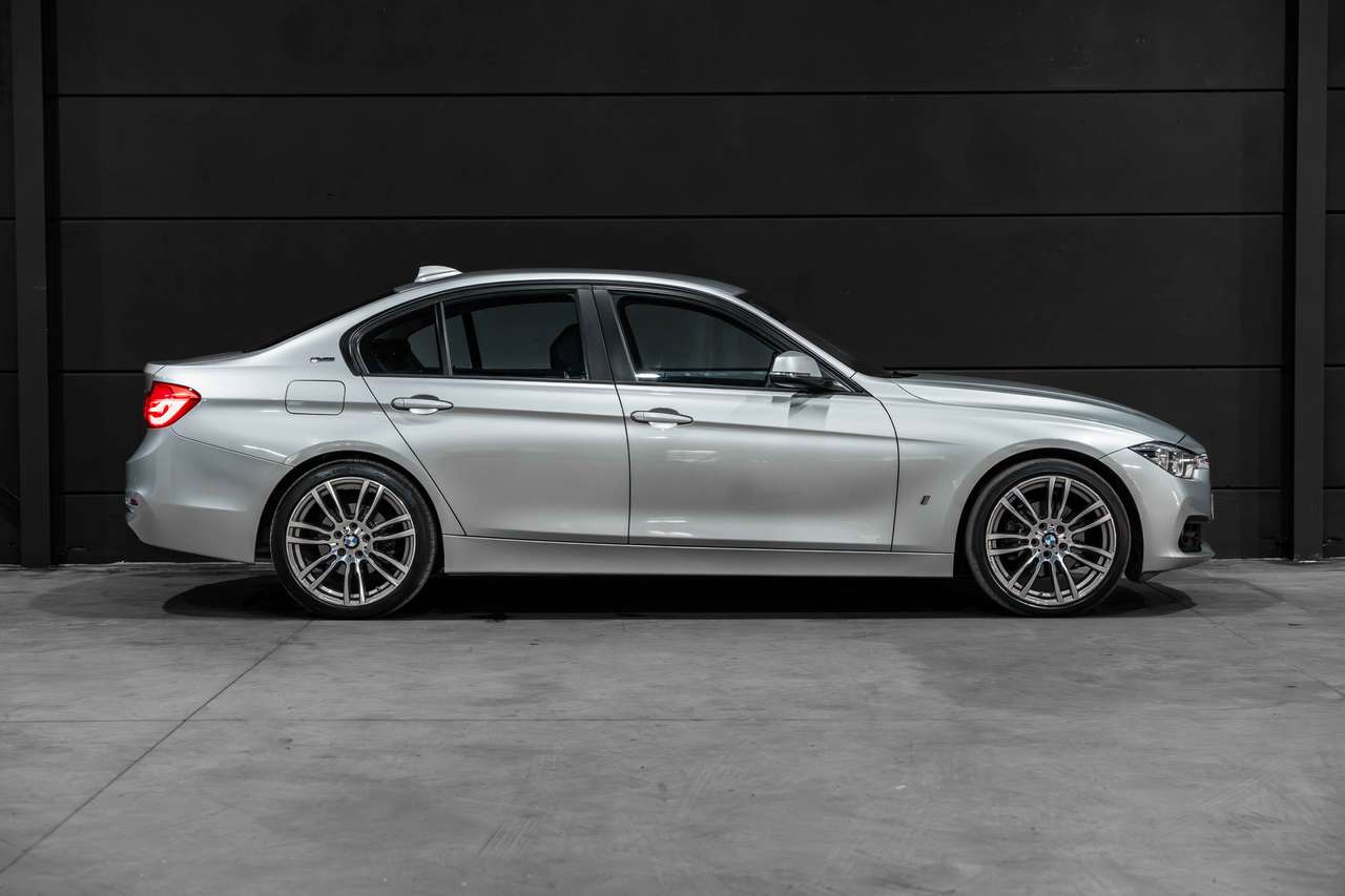 BMW 330 (2018) — foto 5