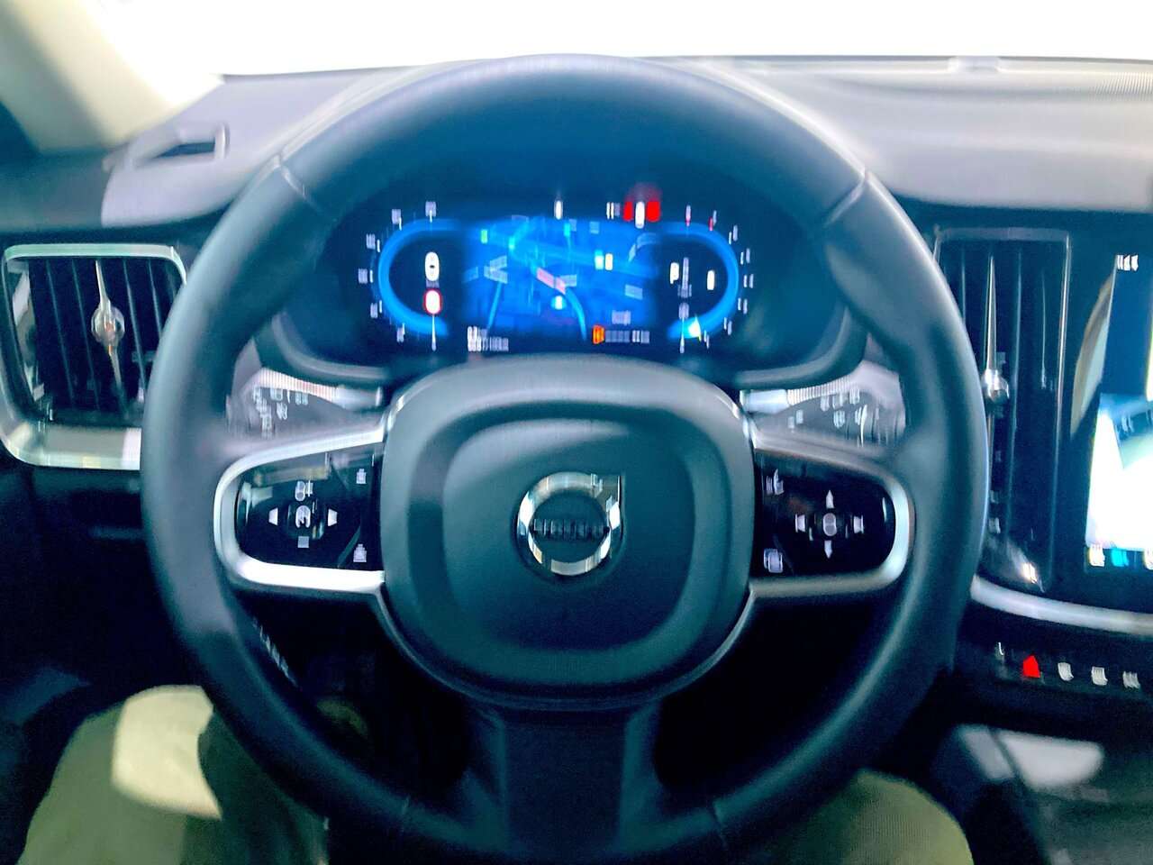 Volvo V60 B4 PLUS DARK + HK + 360° + 18” — foto 20 van 25