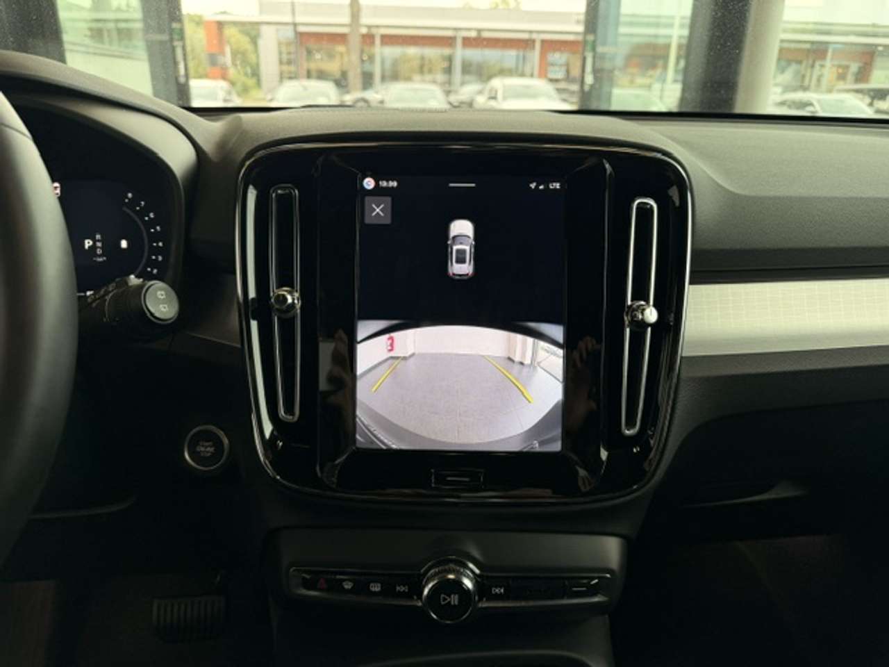 Volvo XC40 PLUS DARK BLACK EDITION  B3 HYBRIDE MHEV — foto 13 van 22