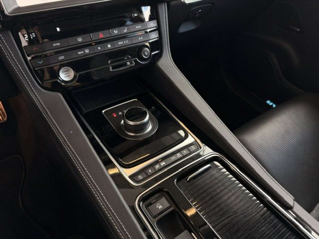 Jaguar F-Pace R-SPORT BENZINE AWD AUTOMAAT-OPEN DAK-SPORT SEATS — foto 22 van 23