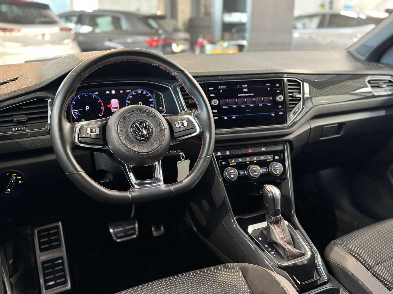 Volkswagen T-Roc 1.5 TSI R-Line DSG/Automaat — foto 9 van 17