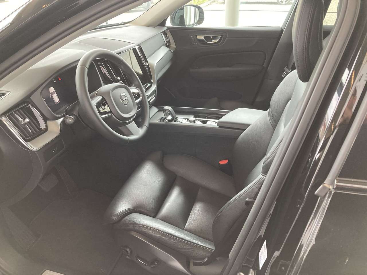 Volvo XC60 PLUS DARK HYBRID BENZINE AUTOMAAT 43000KM!!!! — foto 9 van 17