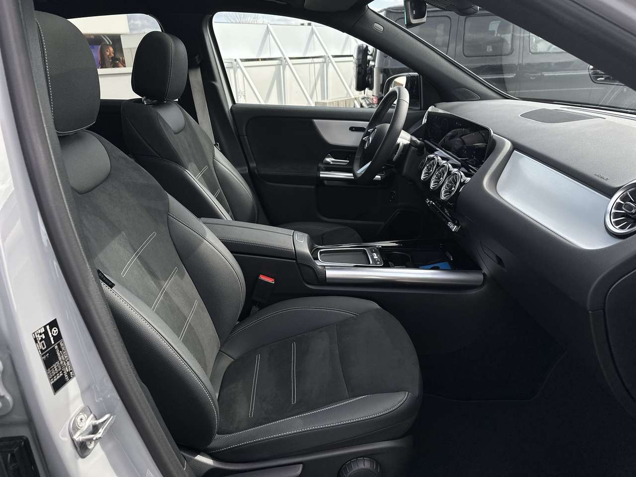 Mercedes-Benz GLA 200 AMG Line Pano dak Nightpakket 20" multi spaaks — foto 9 van 19