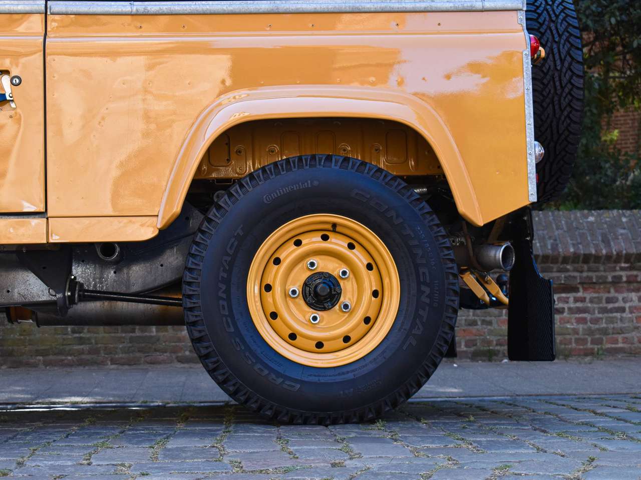 Land Rover Defender 90 / 2.2 TD4 / "Borrego Yellow Heritage" — foto 16 van 22