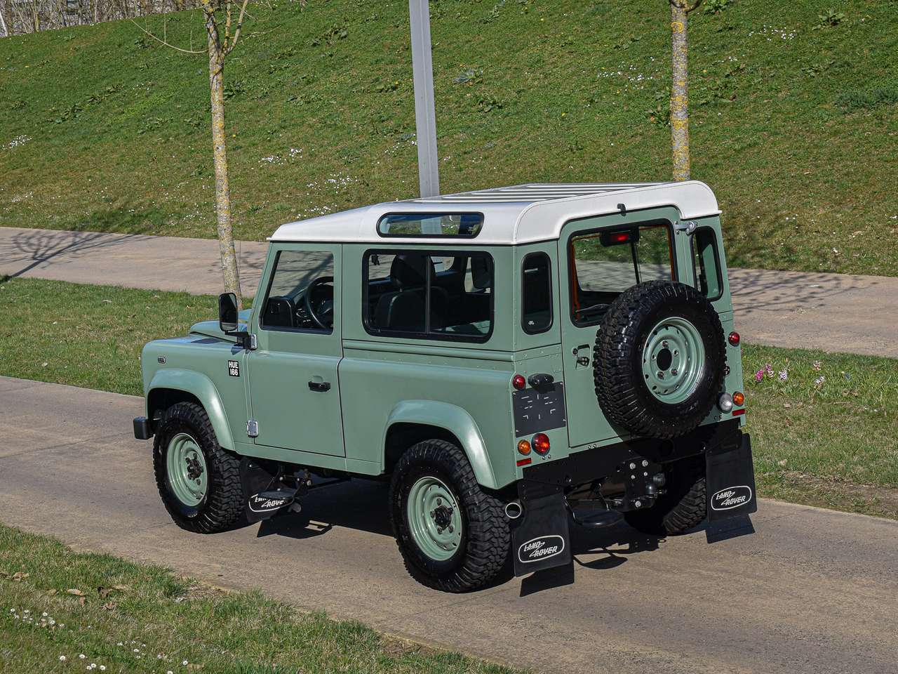 Land Rover Defender 90 / 2.2 TD4 / "Heritage Edition" — foto 24 van 24