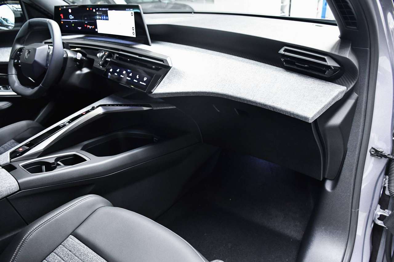 Peugeot 5008 5008 Hybrid Allure 7pl MHEV NIEUW - NAVIGATIE / CAMERA / ACC / SMARTLINK / BLIS / PDC — foto 7 van 22