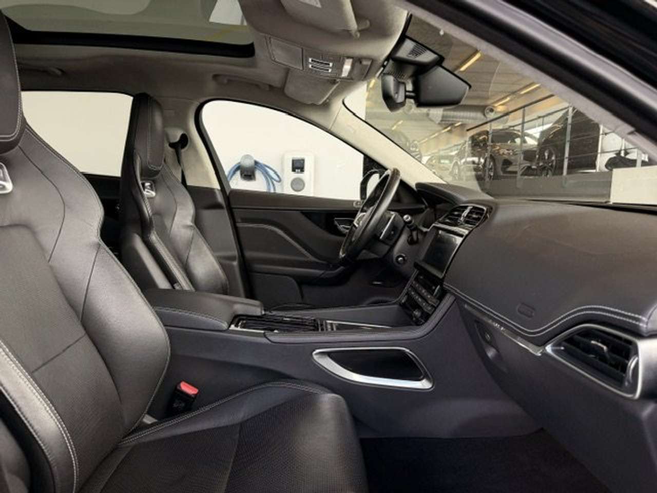 Jaguar F-Pace R-SPORT BENZINE AWD AUTOMAAT-OPEN DAK-SPORT SEATS — foto 11 van 23