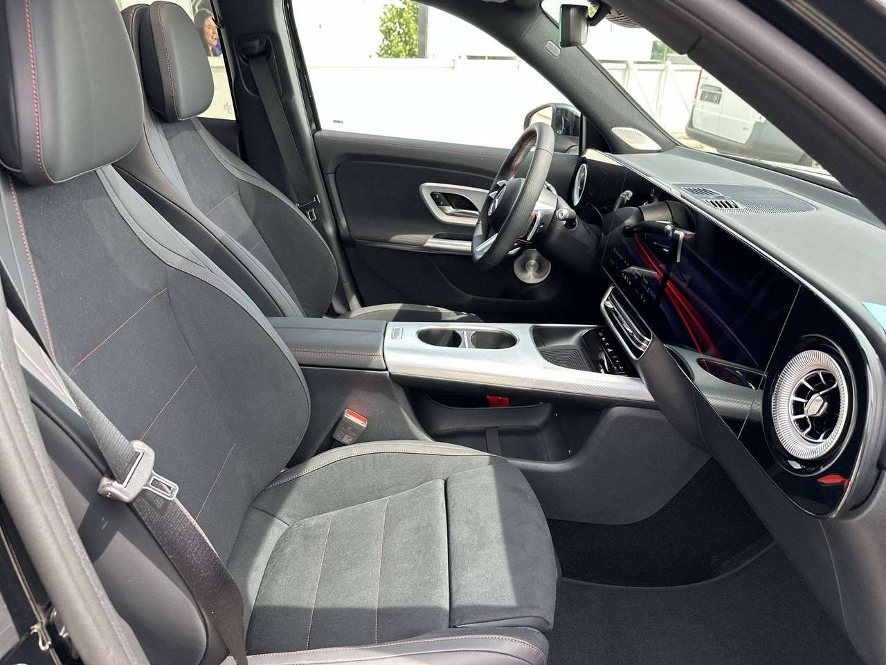 Mercedes-Benz GLB 250 + Electric  AMG Pano dak Burmester Multibeam Memory Distronic — foto 19 van 19