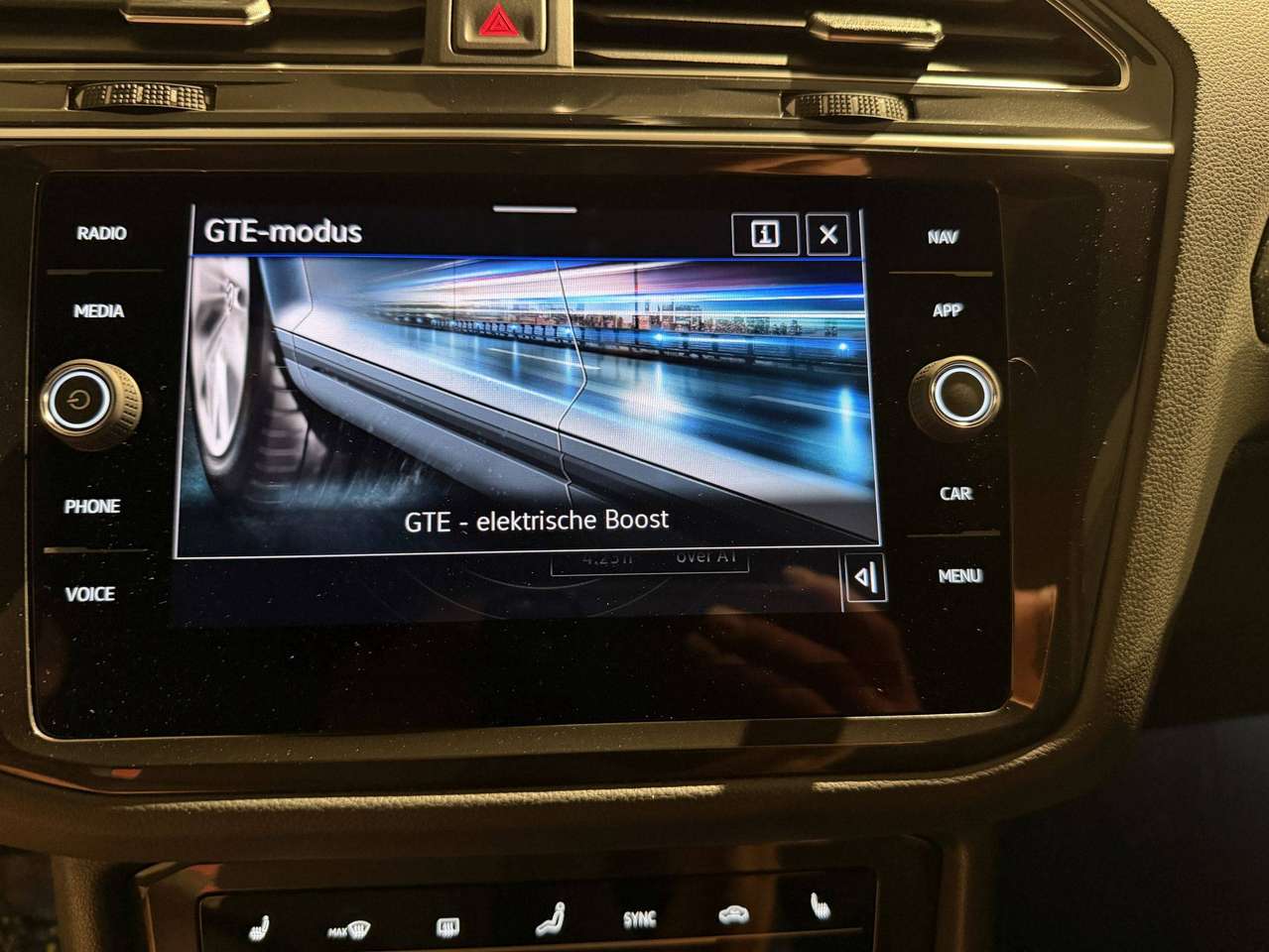 Volkswagen Tiguan 245PK PLUG IN * R-LINE * ALCANTARA * CAMERA * LED * KEY LESS * 20" BLACK R VELGEN * VIRTUAL COCKPIT * BLACK PACK — foto 10 van 22
