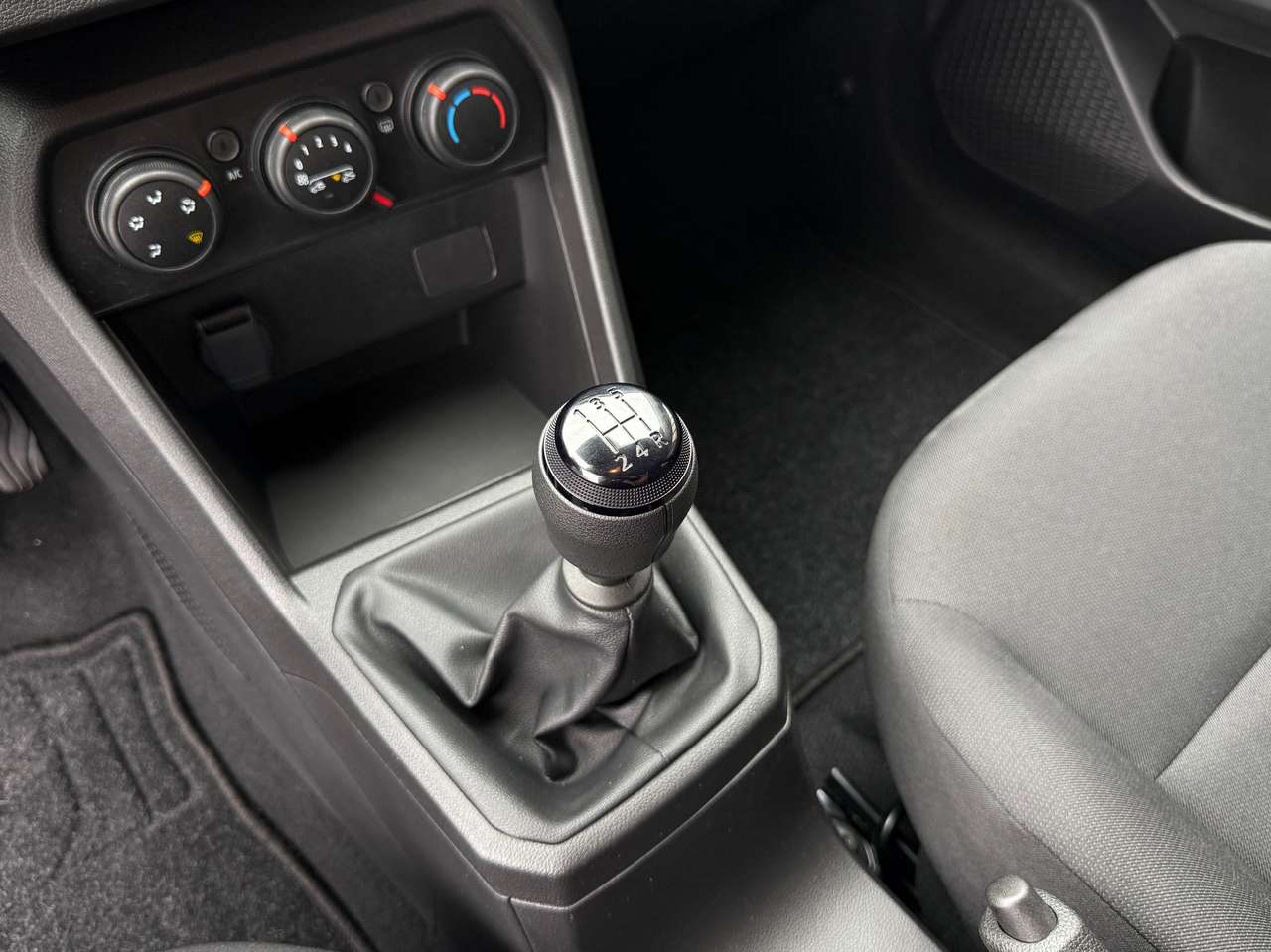 Dacia Sandero 1.0i SCe Airco 2800km NIEUWSTAAT ! Facelift — foto 12 van 17