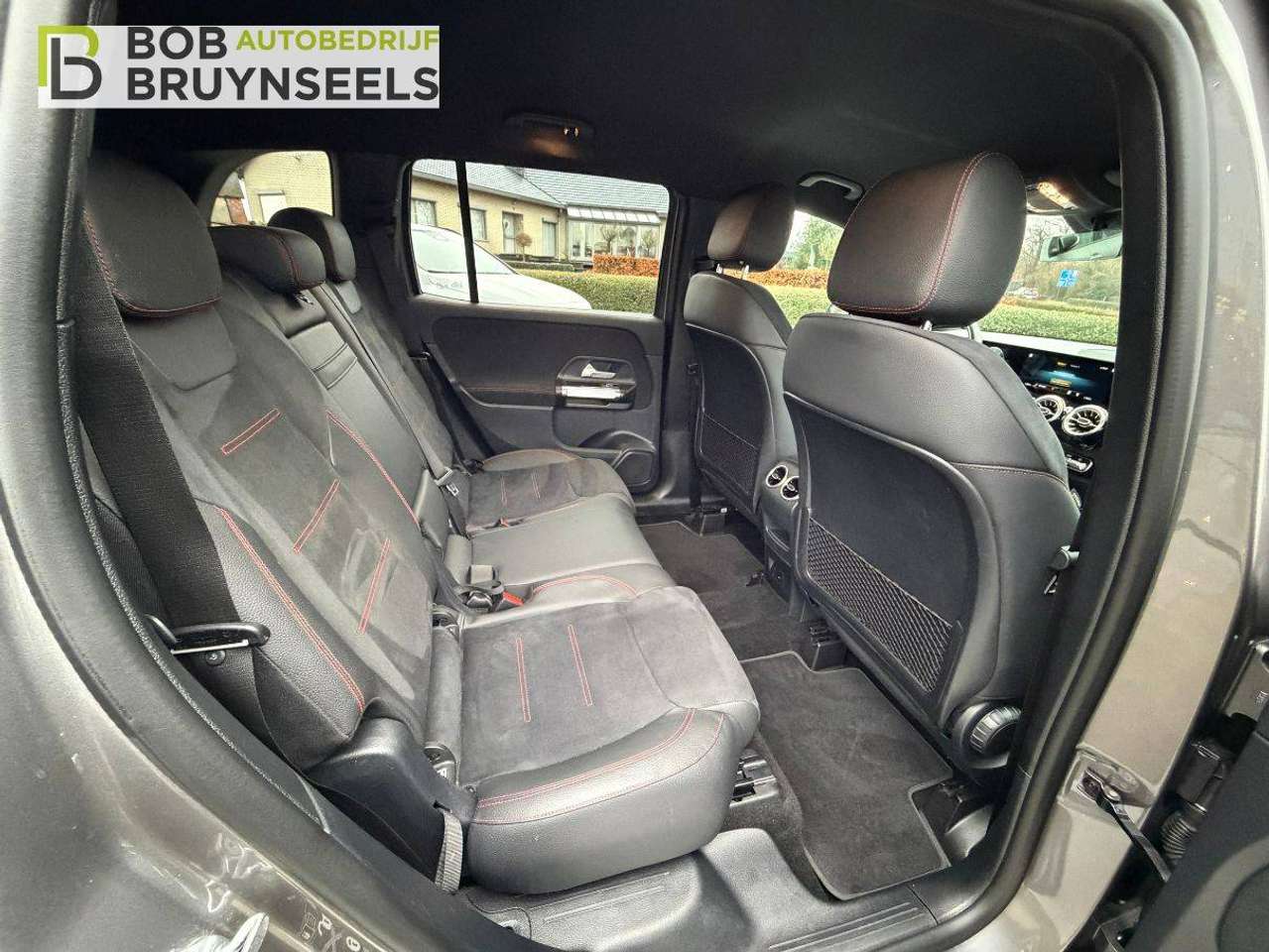Mercedes-Benz GLB 180 AMG Line | Nightpakket | Trekhaak | Sfeerverlichting | Verstelbare achterbank — foto 13 van 18