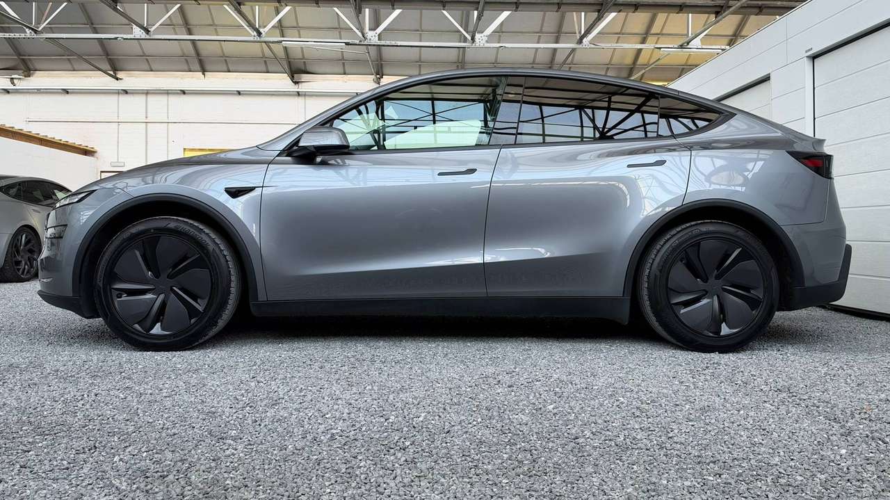 Tesla Model Y RWD LONG RANGE | Premium | HW4 | All weather matten rondom — foto 3 van 25