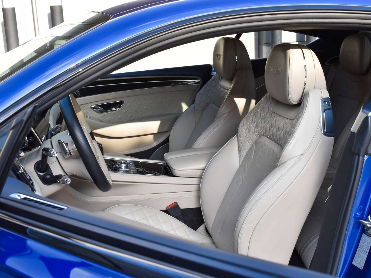 Bentley Continental GT 6.0 BiTurbo W12 / New Model / Sequin Blue / Full History — foto 7 van 25