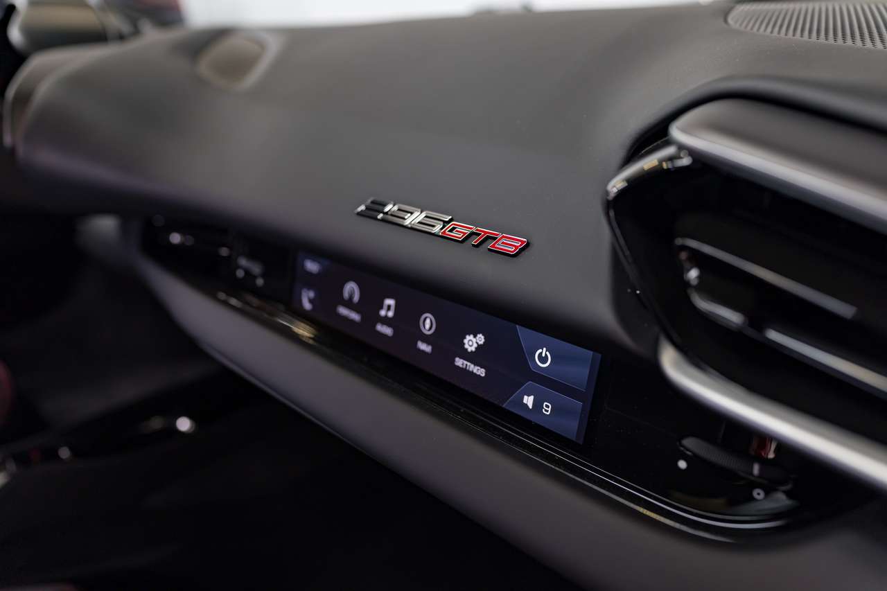 Ferrari 296 GTB FULL PPF|FREE FERRARI SERVICE UNTIL 2029|FRONT LIFT|CARBON STEERING WHEEL|CARBON DETAILS|CAMERA|ELECTRIC-SEATS|LA| — foto 17 van 25