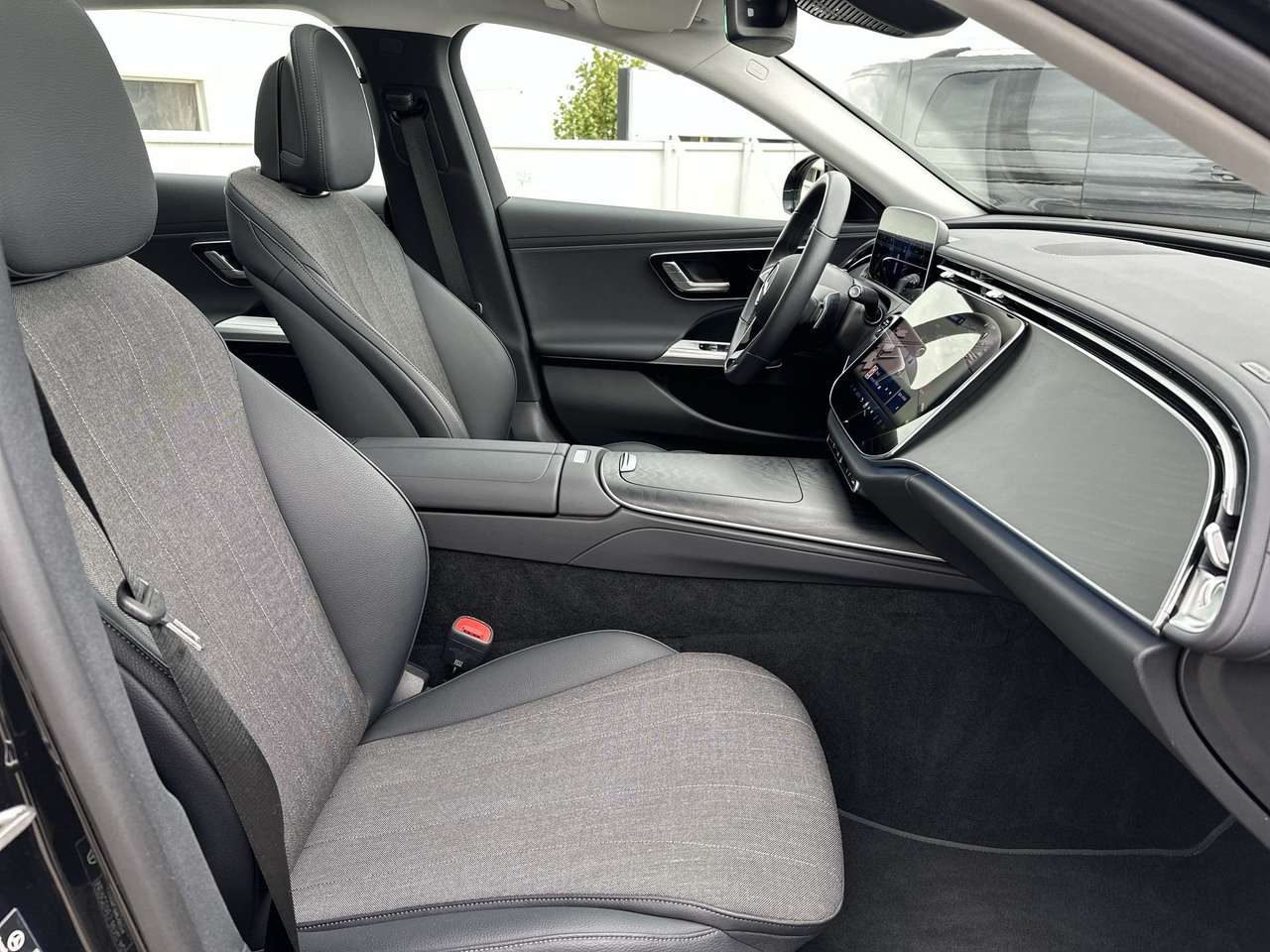 Mercedes-Benz E 200 AVANTGARDE/DISTR PRO/PANODAK/KEYLESS/WINTERPAK/19" — foto 11 van 19