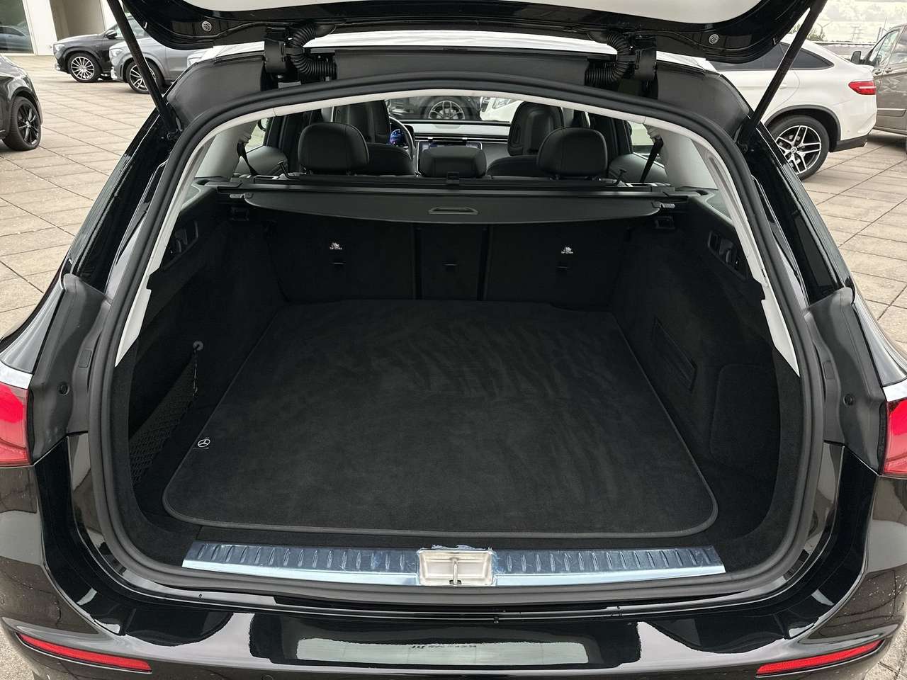 Mercedes-Benz E 200 AVANTGARDE/DISTR PRO/PANODAK/KEYLESS/WINTERPAK/19" — foto 19 van 19