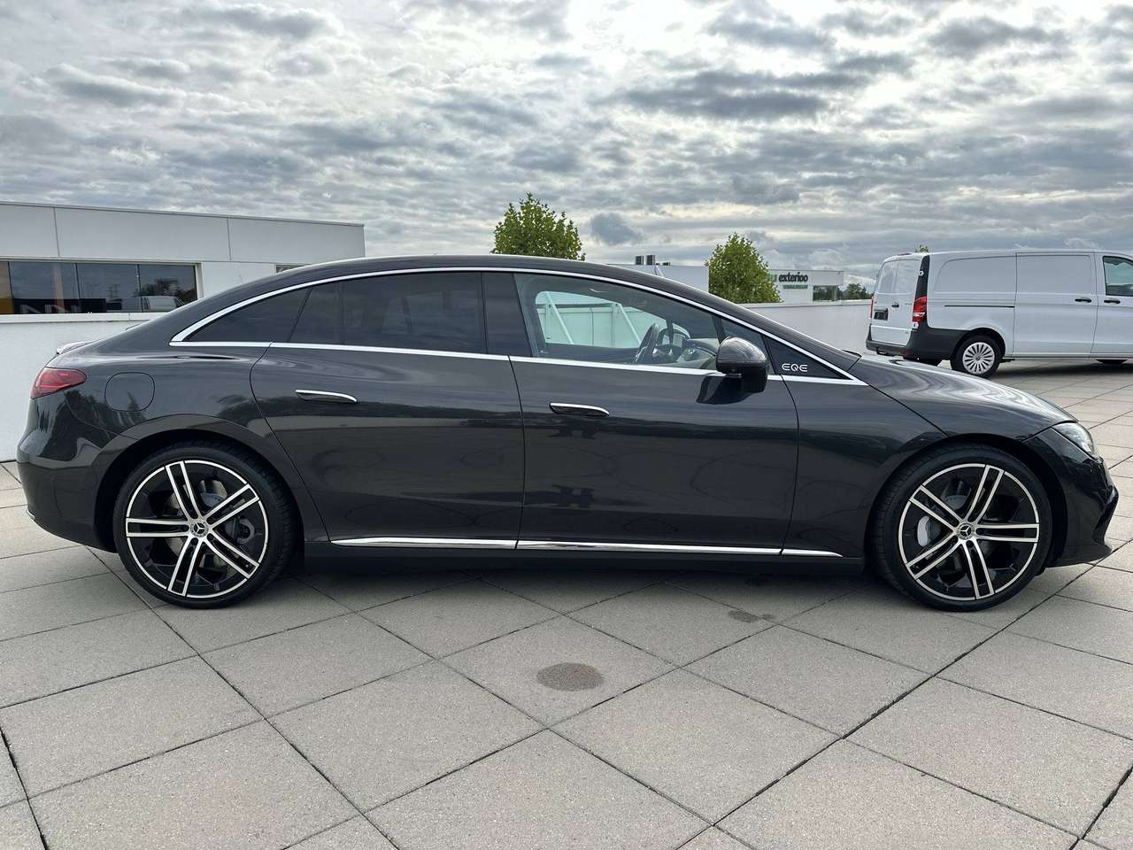 Mercedes-Benz EQE 350 350 Luxury Line Pano Dak Achterasbesturing Burmester — foto 4 van 19