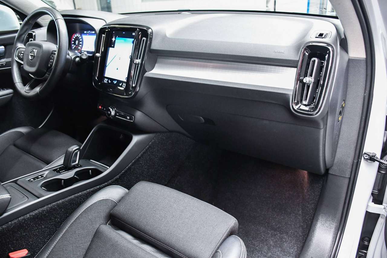 Volvo XC40 XC40 1.5 T3 Momentum Pro Geartronic - NAVIGATIE / TREKHAAK / OPEN PANO_DAK / CAMERA / SMARTLINK — foto 8 van 18