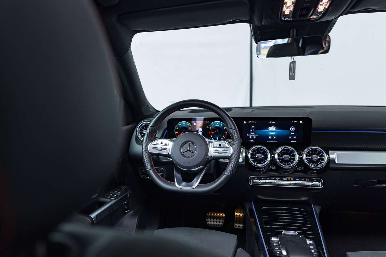 Mercedes-Benz GLB 180 AMG Line|CARBON|PANO|360°|HEAD-UP|SFEERVERL.|ZETELVERW|KEYLESS|ACC|LA|GARANTIE| — foto 15 van 25