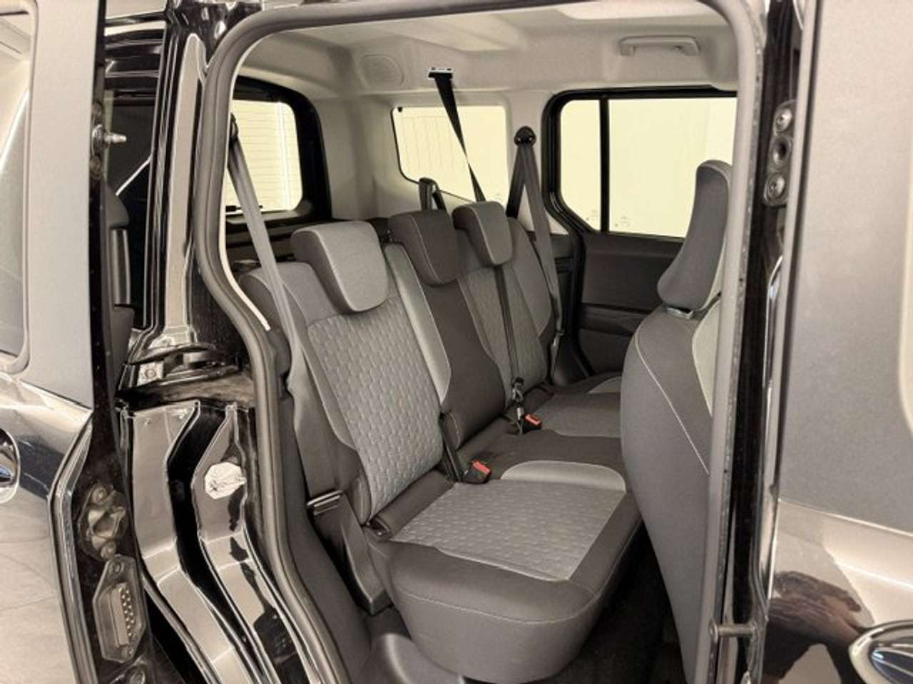 Ford Tourneo Courier TITANIUM BENZINE 125PK 22000KM — foto 11 van 21