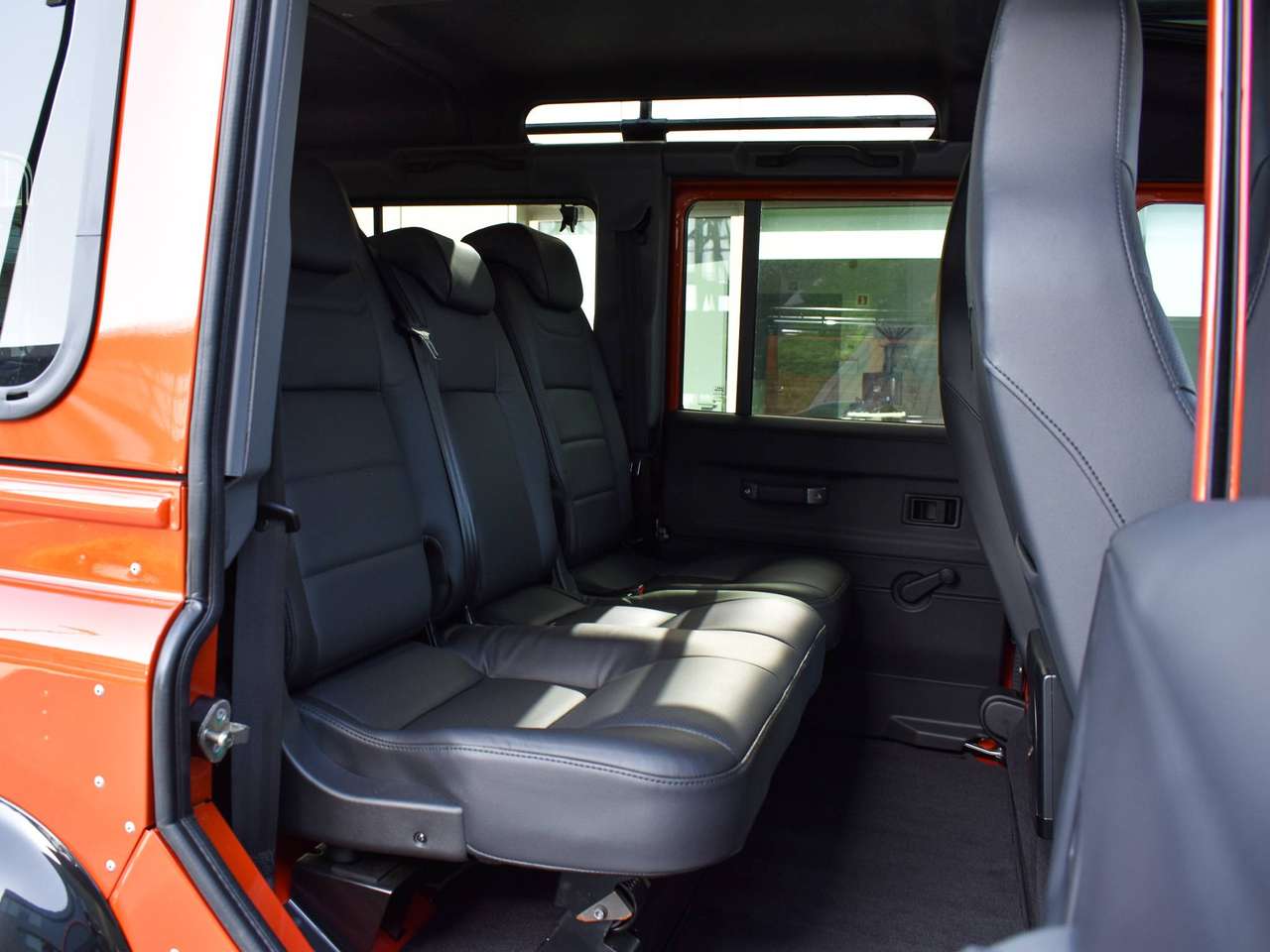 Land Rover Defender 110 2.2 TD4 / "Adventure Edition" / Firesand Orange / First Owner — foto 23 van 25