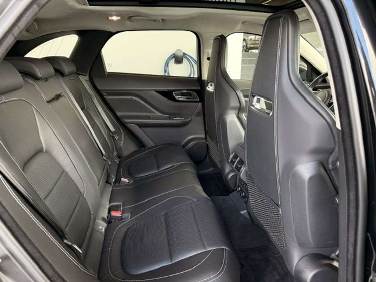 Jaguar F-Pace R-SPORT BENZINE AWD AUTOMAAT-OPEN DAK-SPORT SEATS — foto 12 van 23