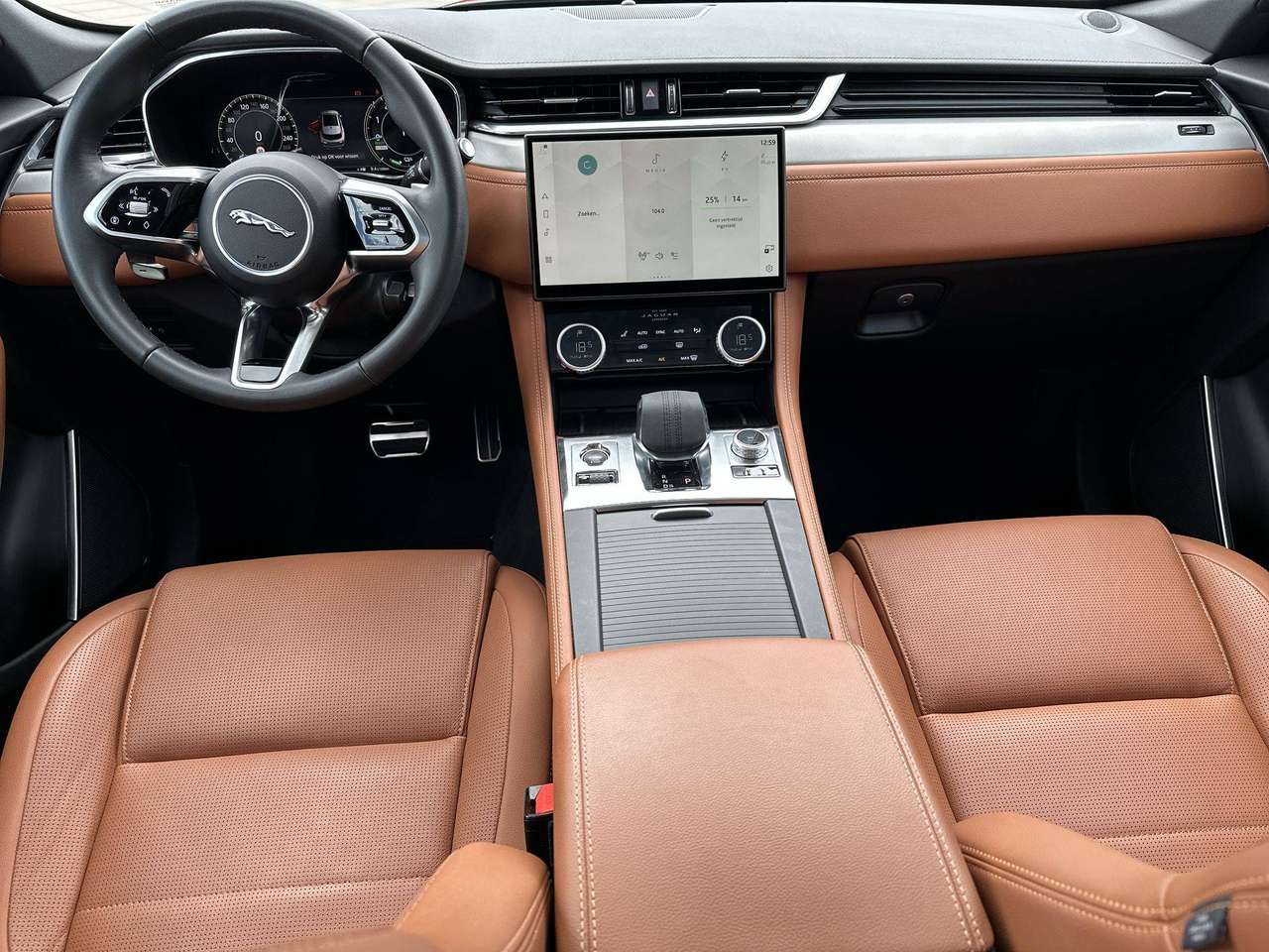 Jaguar F-Pace F-Pace PHEV 2.0 T AWD P400e R-Dynamic HSE — foto 10 van 19