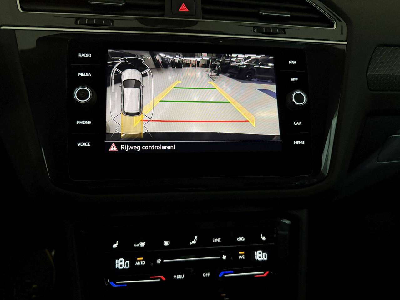 Volkswagen Tiguan 245PK PLUG IN * R-LINE * ALCANTARA * CAMERA * LED * KEY LESS * 20" BLACK R VELGEN * VIRTUAL COCKPIT * BLACK PACK — foto 6 van 22