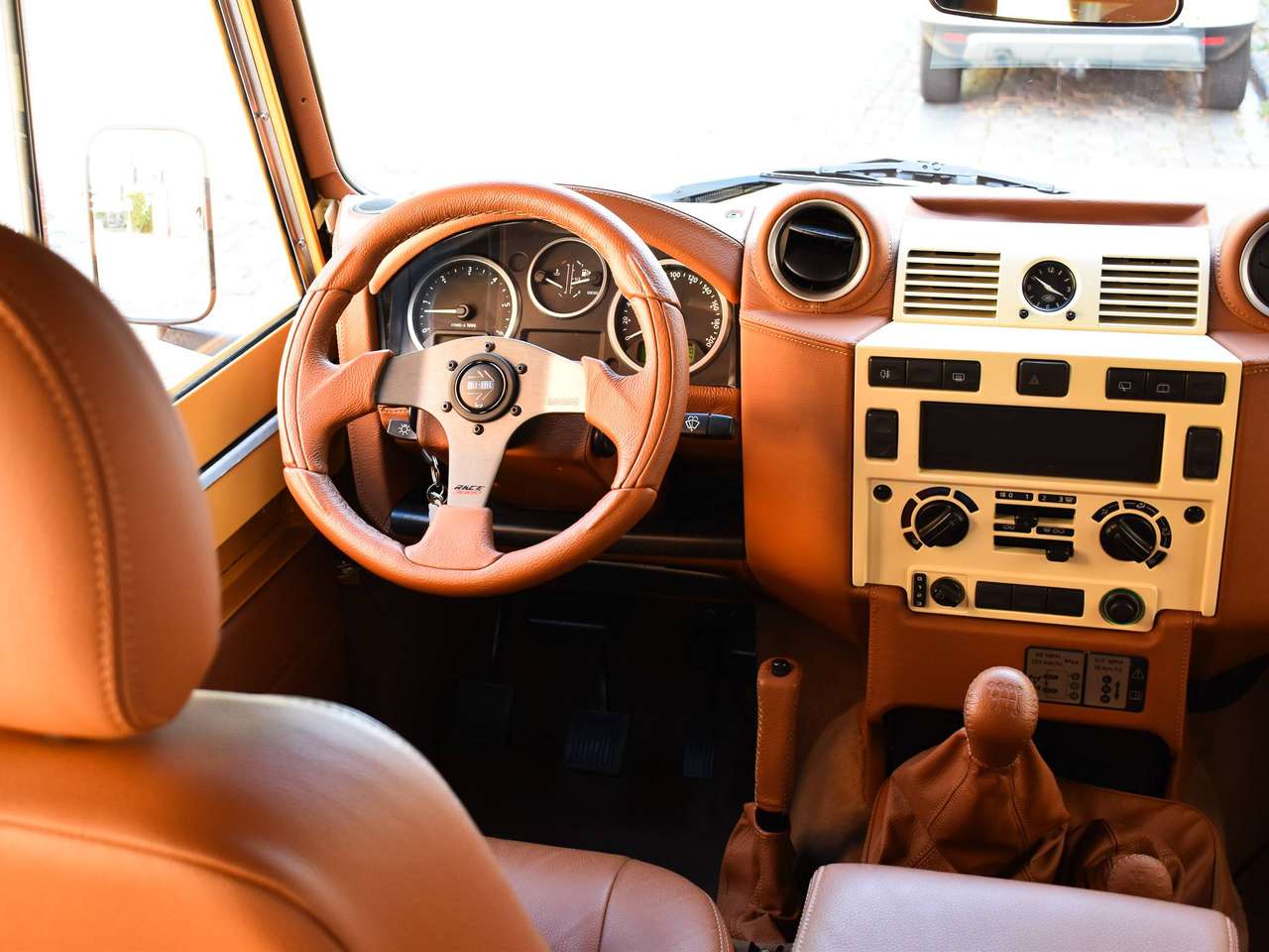 Land Rover Defender 90 / 2.2 TD4 / "Borrego Yellow Heritage" — foto 12 van 22