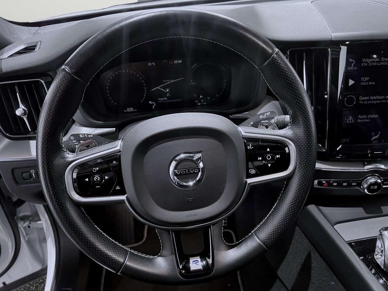 Volvo XC60 T8 AWD Recharge Plug in/R design/Safety pack — foto 12 van 16